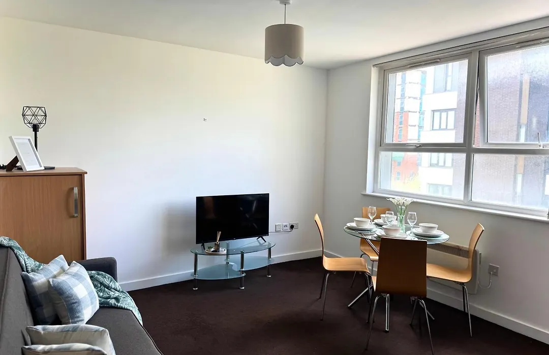 Chic Trafford Apartment, Private Underground Parking, Fast Wi-Fi, Self Check-In Anytime, 5 Mins To Old Trafford Stadium-1