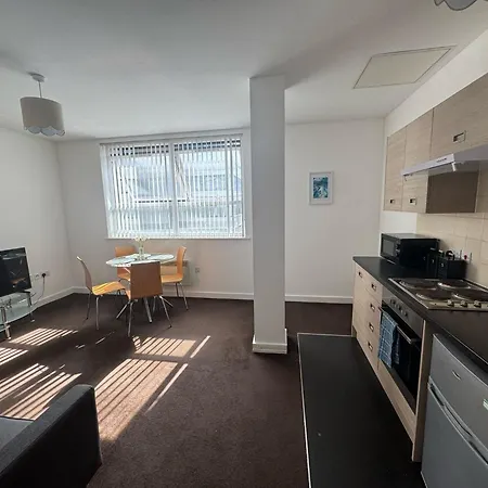 Chic Trafford Apartment, Private Underground Parking, Fast Wi-Fi, Self Check-In Anytime, 5 Mins To Old Trafford Stadium-2