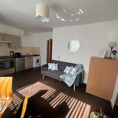 Chic Trafford Apartment, Private Underground Parking, Fast Wi-Fi, Self Check-In Anytime, 5 Mins To Old Trafford Stadium-3