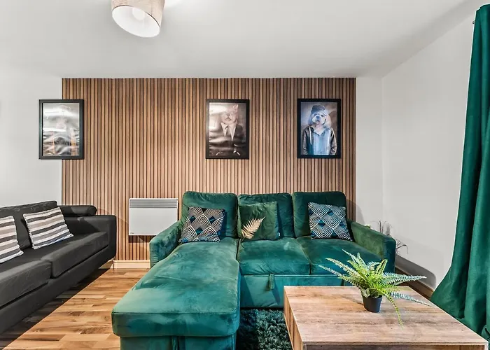 Large Central Manchester Apartment - Sleeps 8