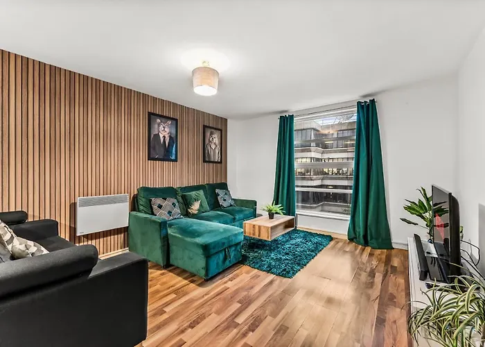 Large Central Manchester Apartment - Sleeps 8